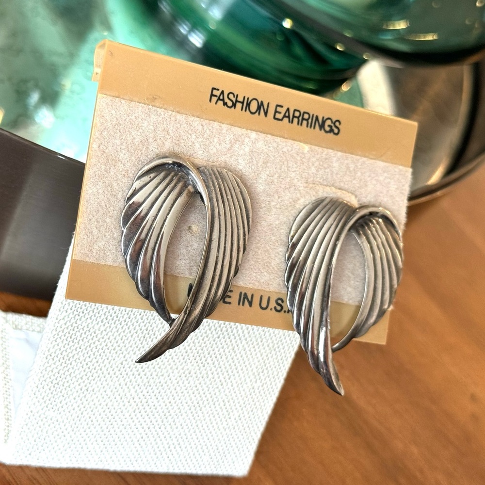 Vintage Silver Metal Wing Earrings - Picture 4 of 6